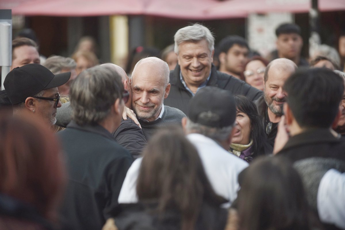 horaciorlarreta's tweet photo. Da mucha bronca el abandono que sienten los vecinos de San Martín. Viven asustados porque les roban a cualquier hora del día y encima las bandas narco se adueñaron de las calles y operan con total impunidad. Con @diegosantilli, @gustavoposse y @dalessamauricio vamos a trabajar para cambiar esta realidad que sufren en toda la provincia. Con decisión y firmeza vamos a ponerle un freno a los delincuentes para que todos tengan tranquilidad. Hay esperanza.