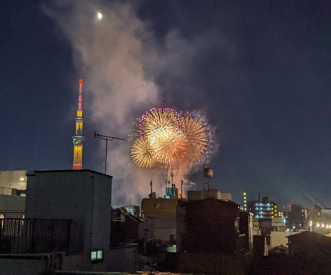 aon9's tweet photo. 4年ぶりの隅田川花火大会、想像以上に家から見えた。来年はdike花火大会かな‥見たい人は是非来て下さい。 https://t.co/IBtrPSTAgn