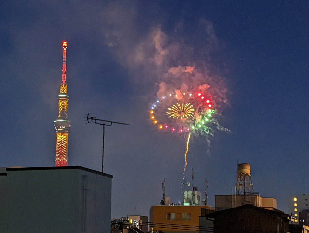 aon9's tweet photo. 4年ぶりの隅田川花火大会、想像以上に家から見えた。来年はdike花火大会かな‥見たい人は是非来て下さい。 https://t.co/IBtrPSTAgn
