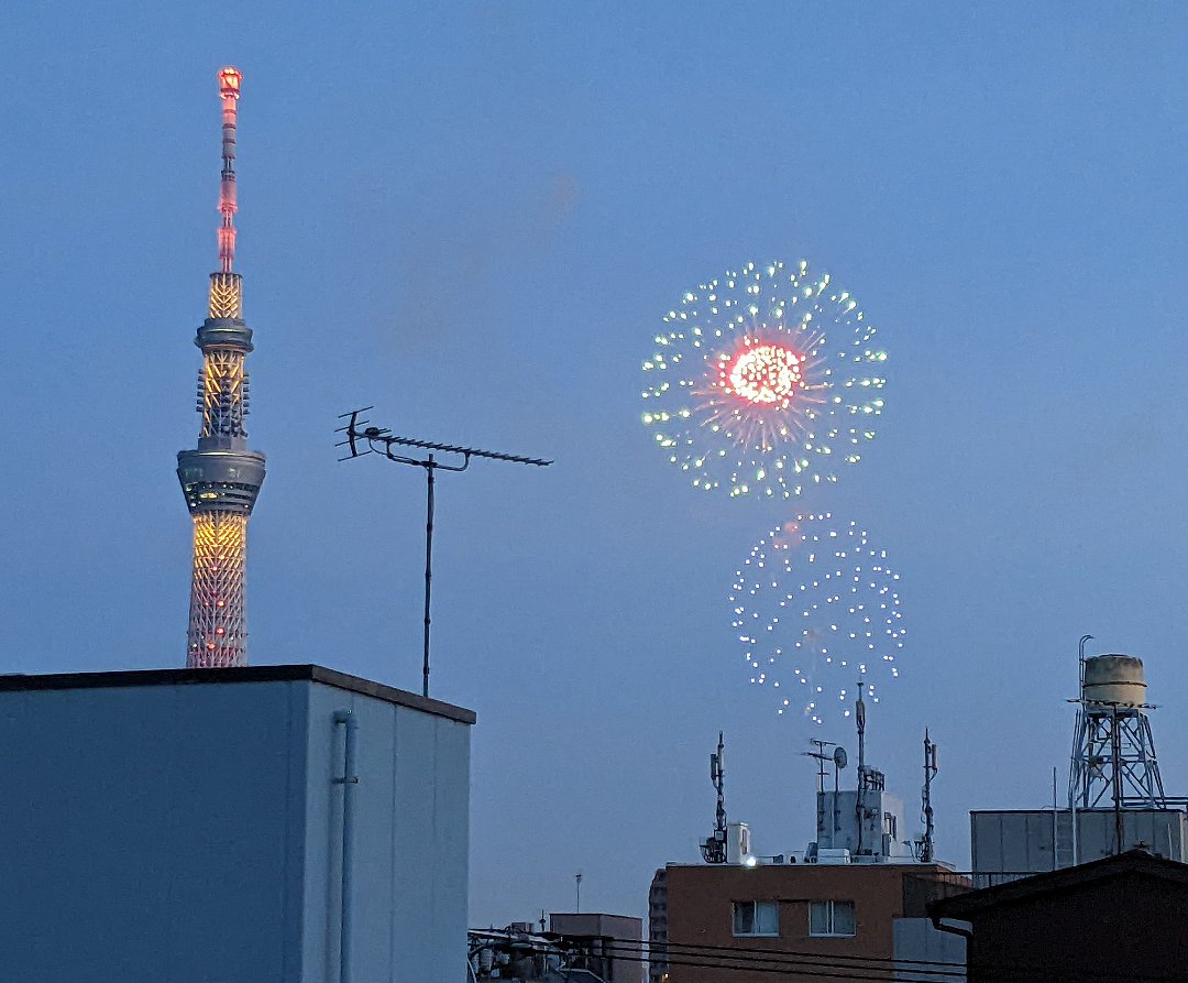 aon9's tweet photo. 4年ぶりの隅田川花火大会、想像以上に家から見えた。来年はdike花火大会かな‥見たい人は是非来て下さい。 https://t.co/IBtrPSTAgn