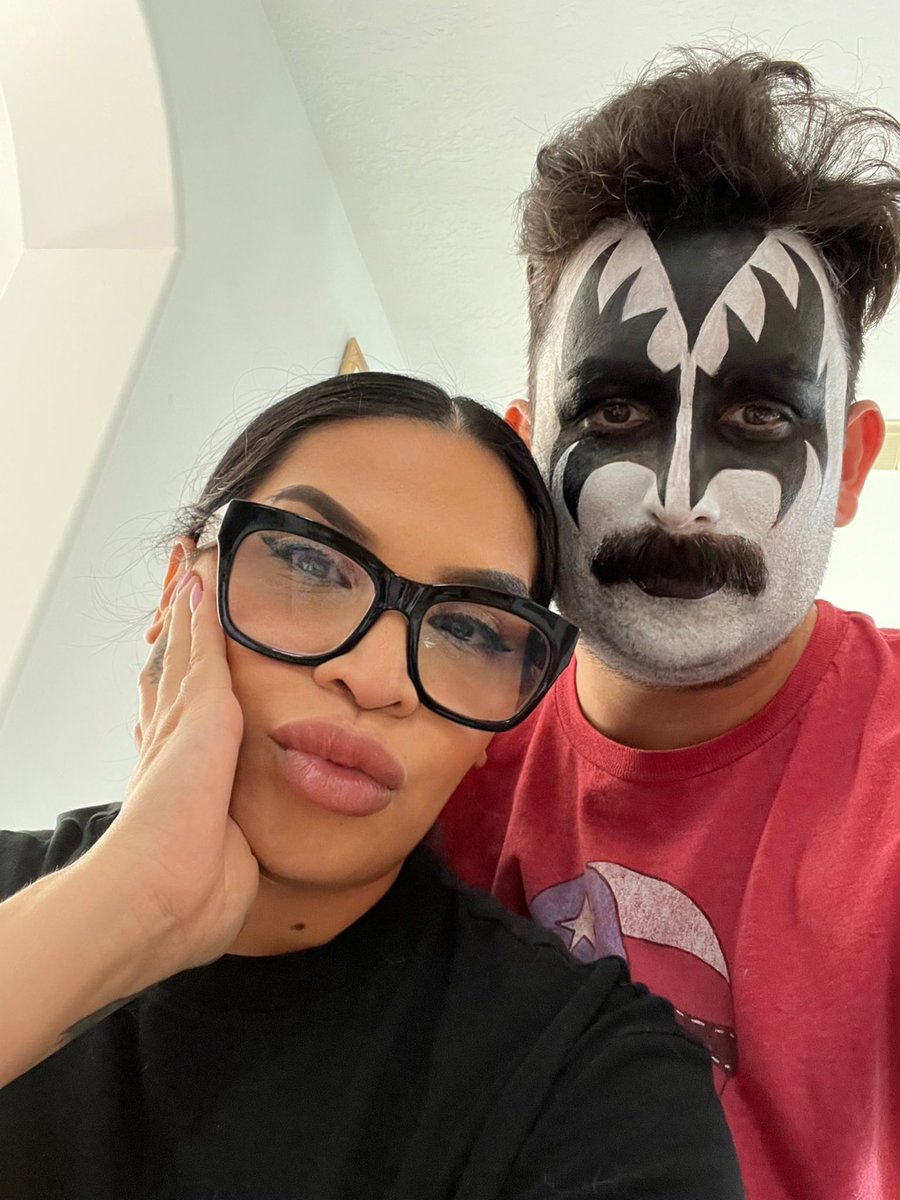 MAKEUPMONSTR's tweet photo. I didn’t get my death metal face paint but Marco did lmao https://t.co/j9DkdD1Qpt