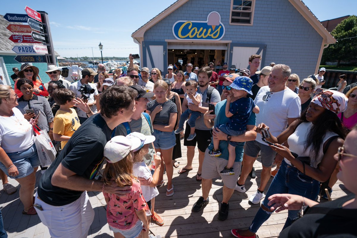 JustinTrudeau's tweet photo. Spent some time with the wonderful, welcoming people of Charlottetown this afternoon. So good to see everyone out and about – hope you enjoy the rest of your weekend, and I’ll see you next time! https://t.co/ZYBIpIjHEs