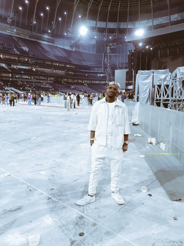 DarkerRomello's tweet photo. Live in Tottenham Hotspur Stadium for the @wizkidayo Concert #afrobeats #starboyfest #wizkid #WizkidxTottenhamStadium #madeinlagos #cloutnochaser #mayhemtv #darkerromello #talk2mesmoothly #aaa #vip #amapiano #nigeria #Ghana #blackstarz https://t.co/SbFkCRRNJ2