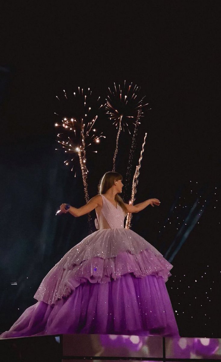 cryeyesviolet_'s tweet photo. MAKE IT THE ERAS TOUR MOVIE POSTER PLS IT’S BEAUTIFUL https://t.co/99lGZhAcBn