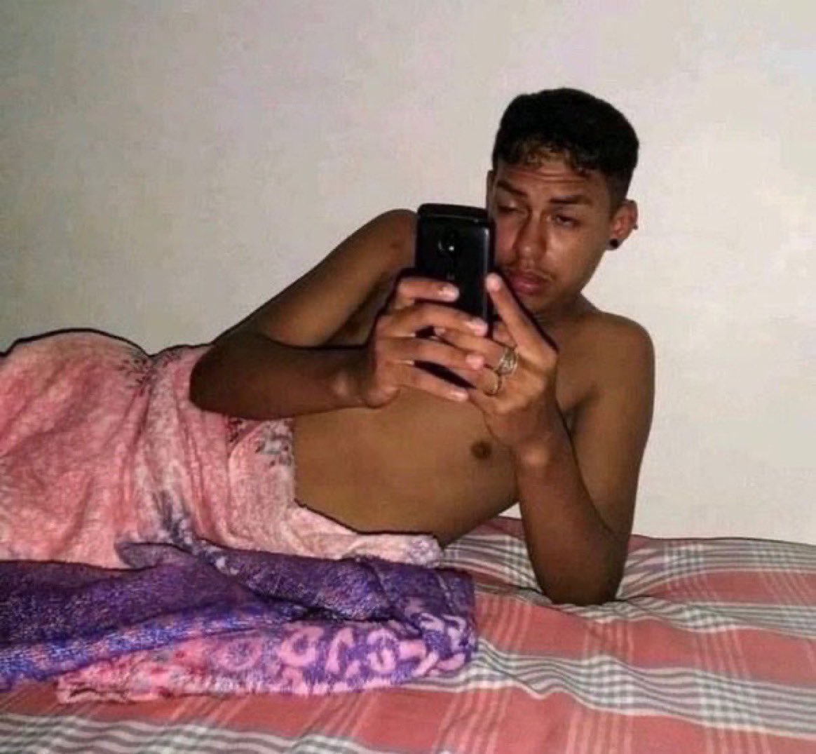musadosmeme's tweet photo. quando eu ja to indo dormir e minha amiga manda: “nem te conto” https://t.co/fYOXW8IcBm