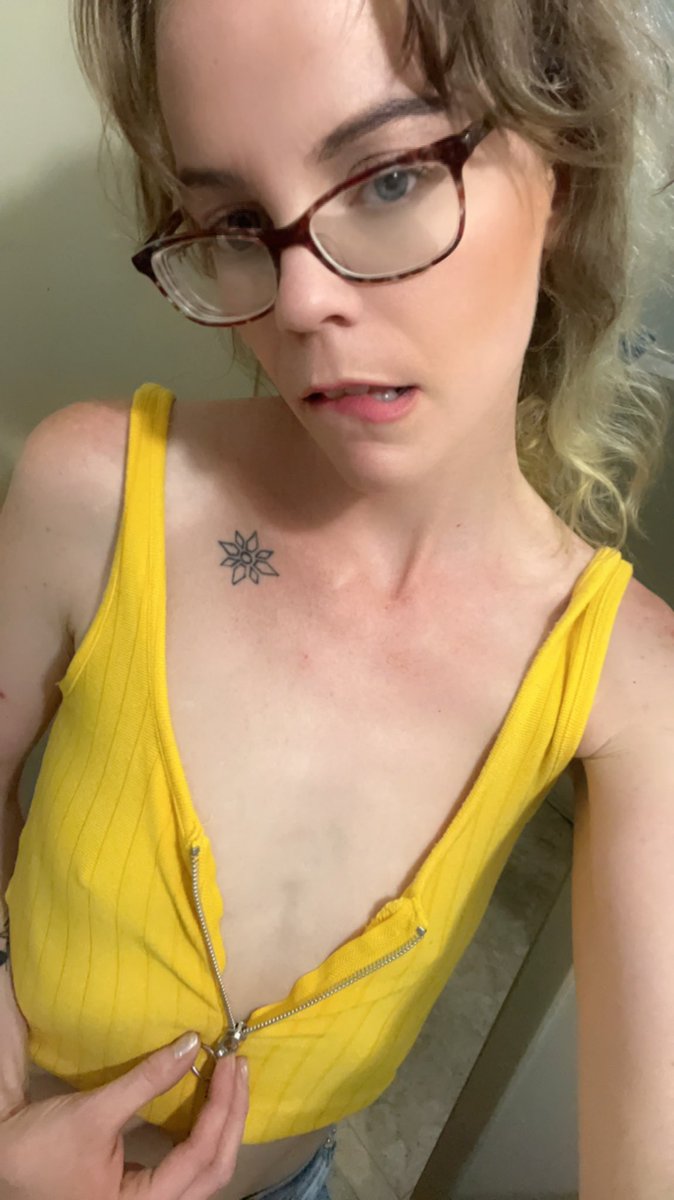 mimistarblossom's tweet photo. Check out the link in my bio 😈
Message me for requests 💗

#onlyfans #onlyfansgirls #onlyfansmodel #onlyfansbabe #newbiemodel #boobslove #breasts #smallboobs #smallbreastsarebeautiful #midriff #stomach #belly #tummy #bellybutton #bellybuttonfetish #croptop #milf https://t.co/zj3197fuYg