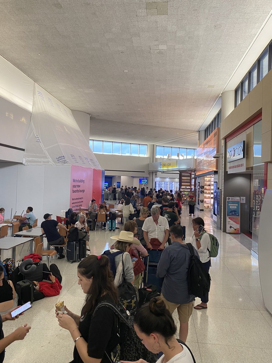 jaywryan's tweet photo. @united terrible customer service.  1 hr wait on chat, 1 hour wait on phone and and endless line at EWR tonight.  Another night away from my wife and kids... https://t.co/ADkpOQDXJi