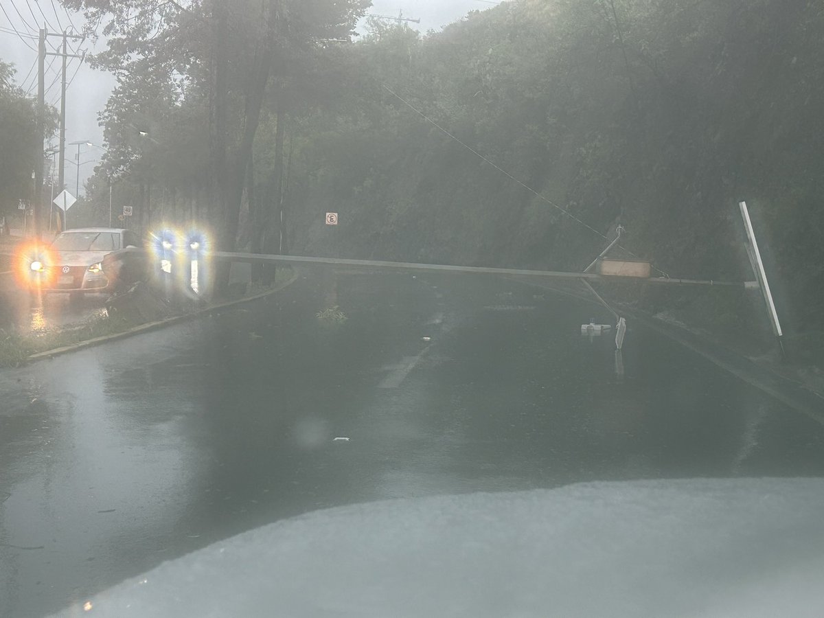 EnAtizapanZ's tweet photo. #Precaución 📣
En Presa Madín, dirección Zona Esmeralda, cayó un poste y la vialidad se encuentra bloqueada. https://t.co/1iCyKlK1OZ