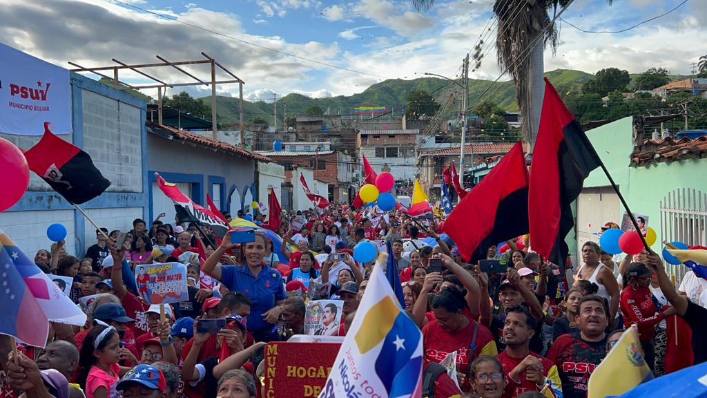 Patriótico y leal es el pueblo de San Mateo, municipio Bolívar del estado Aragua, que también salió a la calle para alzar su voz, defendiendo con fuerza un proyecto revolucionario combativo que une, construye y avanza hacia el bienestar de todo el pueblo venezolano. ¡Bravo!