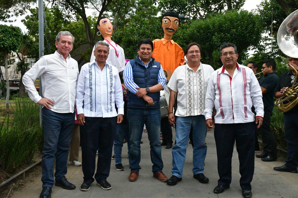 alxmndz's tweet photo. En el día 13 de la #Guelaguetza tuvimos la calenda desde el jardín Miguel Hidalgo hasta la explanada de la Alcaldía @AzcapotzalcoMx .  👏🏽🔔

En un desfile lleno de color y música, recibimos a la Fiesta de México con mucho ánimo. 🤩🎊

#Azcapotzalco #ViveElCambio #ViveOaxaca https://t.co/KrR8qYDC3L