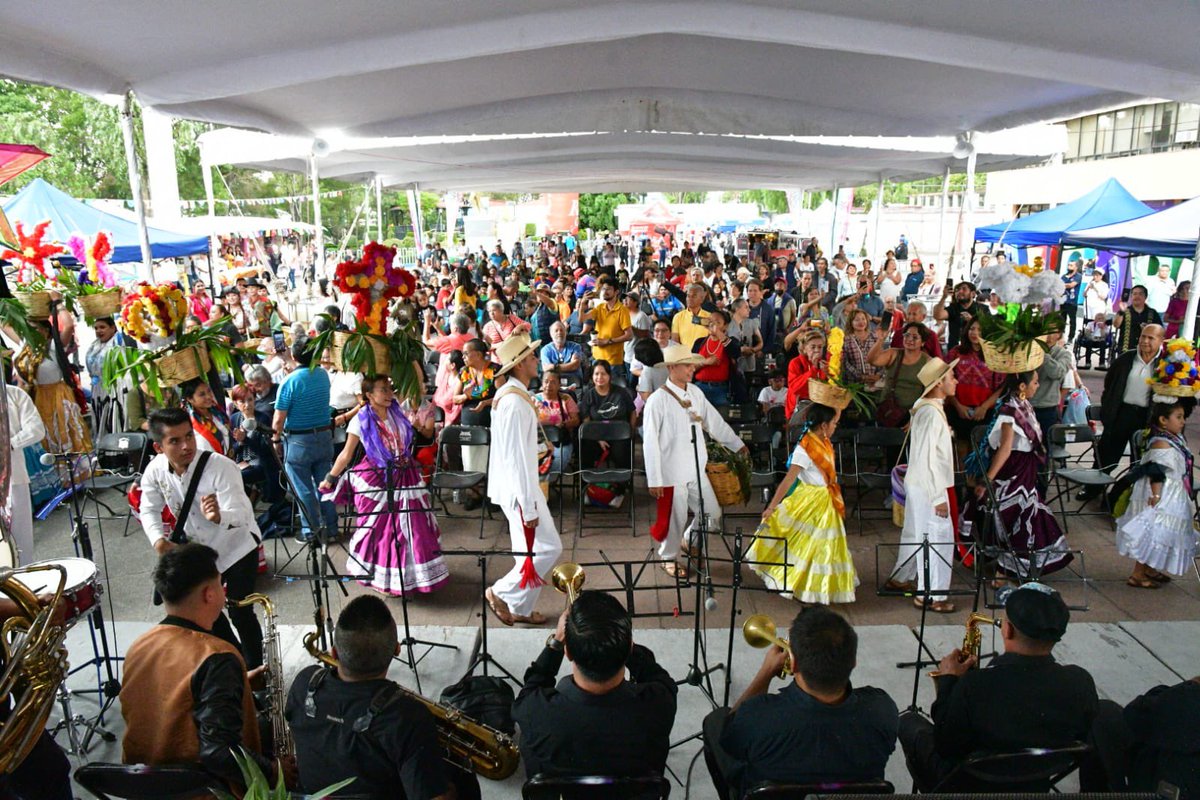 alxmndz's tweet photo. En el día 13 de la #Guelaguetza tuvimos la calenda desde el jardín Miguel Hidalgo hasta la explanada de la Alcaldía @AzcapotzalcoMx .  👏🏽🔔

En un desfile lleno de color y música, recibimos a la Fiesta de México con mucho ánimo. 🤩🎊

#Azcapotzalco #ViveElCambio #ViveOaxaca https://t.co/KrR8qYDC3L
