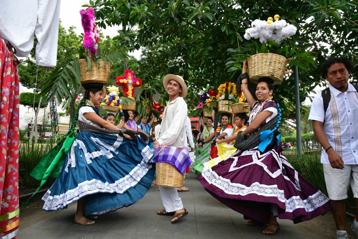 alxmndz's tweet photo. En el día 13 de la #Guelaguetza tuvimos la calenda desde el jardín Miguel Hidalgo hasta la explanada de la Alcaldía @AzcapotzalcoMx .  👏🏽🔔

En un desfile lleno de color y música, recibimos a la Fiesta de México con mucho ánimo. 🤩🎊

#Azcapotzalco #ViveElCambio #ViveOaxaca https://t.co/KrR8qYDC3L
