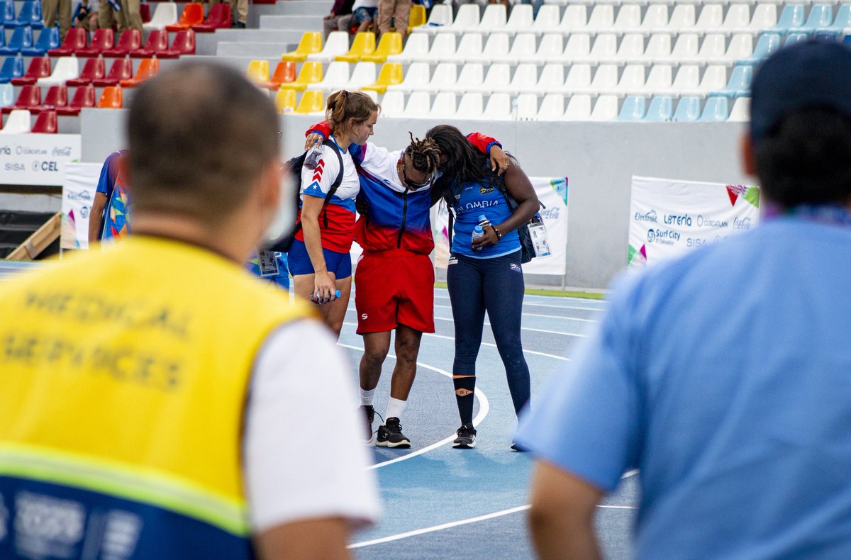 Marcoru25's tweet photo. Momentos en los Juegos x7: ✨️

Lesiones deportivas un riesgo latente al practicar cualquier disciplina deportiva,  lo que menos esperarías, estas fotografias son ejemplos de amistad, colaboración y superación. #Godsplan 🙏💫

#Atletismo #Canon #70D #saltos #longjump  #athletic https://t.co/k1aBSuCVKs