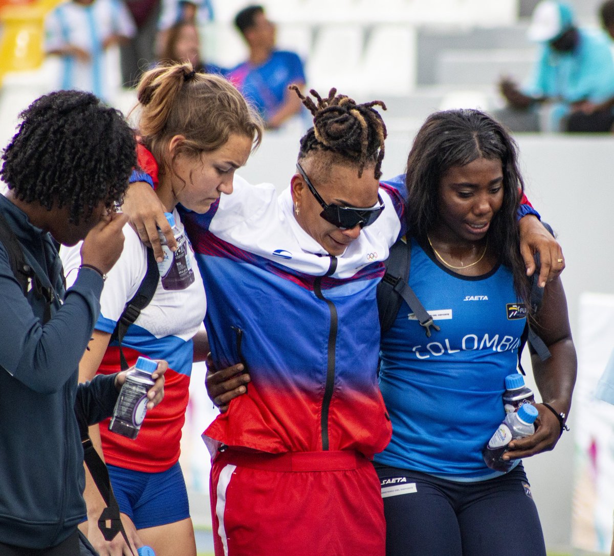 Marcoru25's tweet photo. Momentos en los Juegos x7: ✨️

Lesiones deportivas un riesgo latente al practicar cualquier disciplina deportiva,  lo que menos esperarías, estas fotografias son ejemplos de amistad, colaboración y superación. #Godsplan 🙏💫

#Atletismo #Canon #70D #saltos #longjump  #athletic https://t.co/k1aBSuCVKs