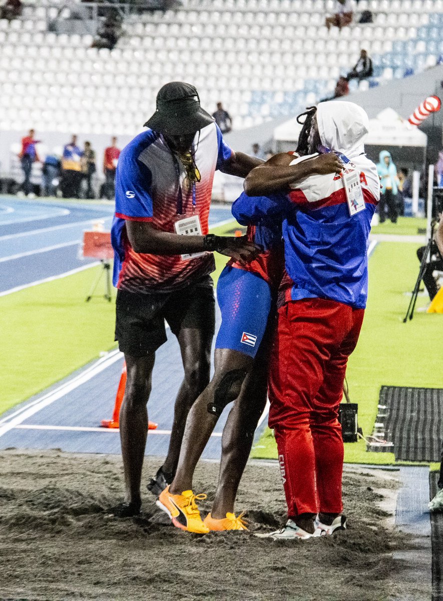 Marcoru25's tweet photo. Momentos en los Juegos x7: ✨️

Lesiones deportivas un riesgo latente al practicar cualquier disciplina deportiva,  lo que menos esperarías, estas fotografias son ejemplos de amistad, colaboración y superación. #Godsplan 🙏💫

#Atletismo #Canon #70D #saltos #longjump  #athletic https://t.co/k1aBSuCVKs