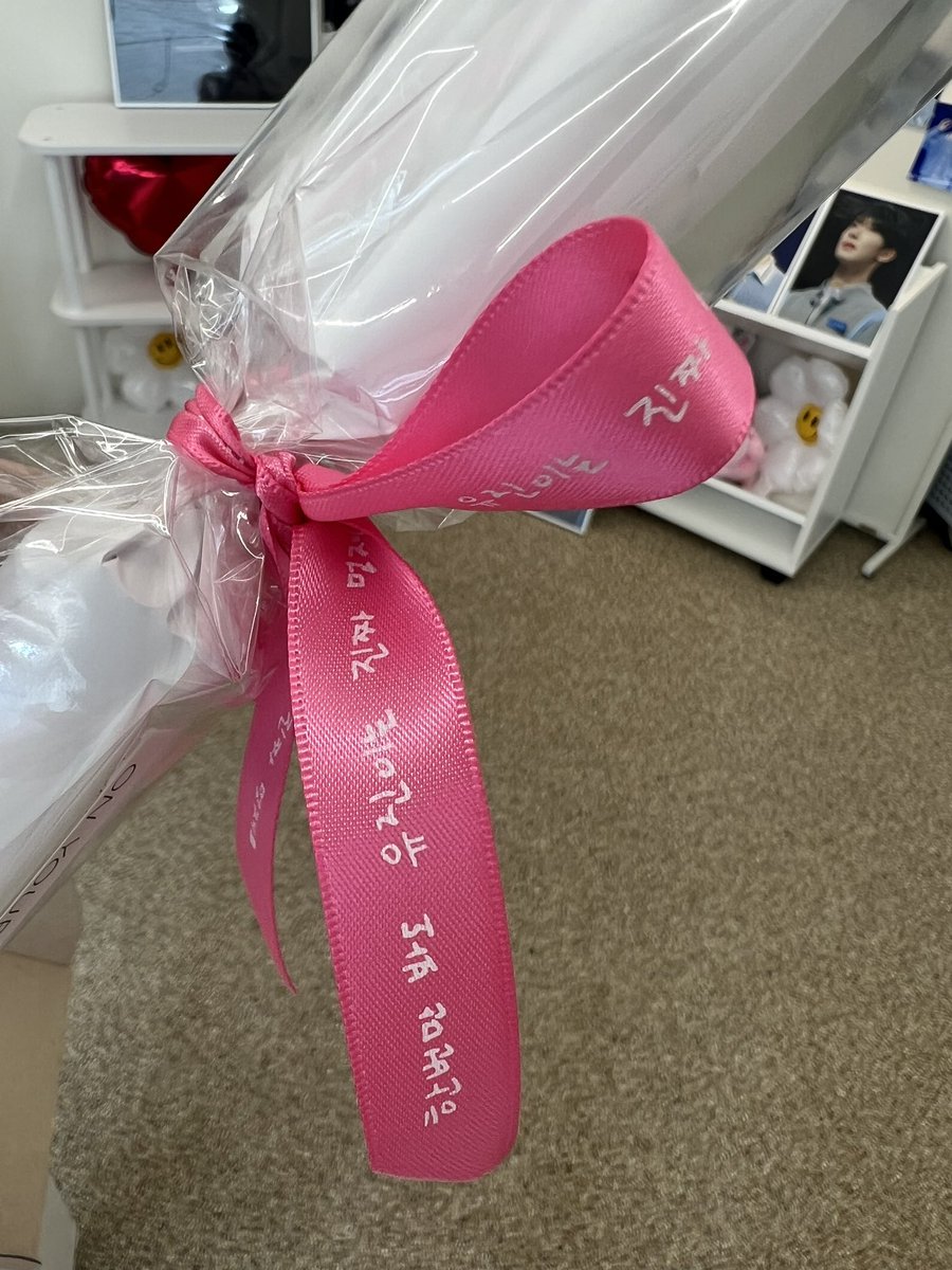 cuGVYJte's tweet photo. 첫 플라워샵 이벤트라 너무 설레서 갔는데 선착순 되서 컵도 받구 내가 제일 좋아하는 꽃도 있어서 바로 구매함
온통 유진이 뿐이라 갑자기 마음 벅차서 메세지 카드 열심히 남기고 왔지용🫶
#0원한_나으1_청춘_유진���에게
#한유진 #HANYUJIN #ZB1 #제로베이스원 #ZEROBASEONE https://t.co/8IeDdXoHCQ