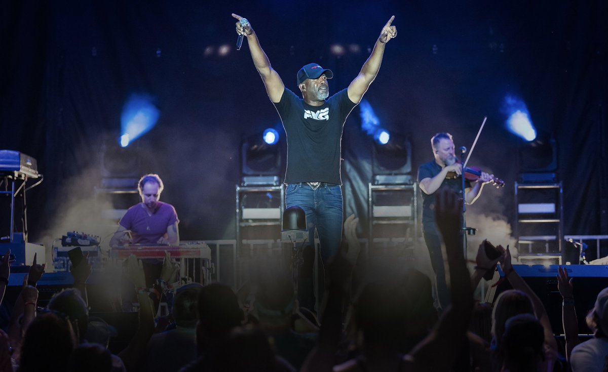 The show goes on! Gates are open!
Tonight’s concert begins at 8:30pm with Lindsay Eli
and Darius Rucker takes the stage at 9:15.