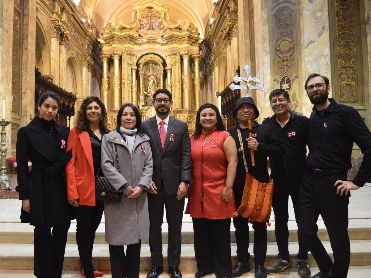 ClasesdCajon's tweet photo. Agradecida  por la convocatoria a este momento sumamente importante para  todos los peruanos en el exterior, al Consulado General del Perú en Buenos Aires  Cónsul Luis Felipe Isasi y de manera especial a la Consul Joyssi Goya.
.
#gloriaquicaño #cajonperuano #misacriolla #cajon https://t.co/33gje0S9v8