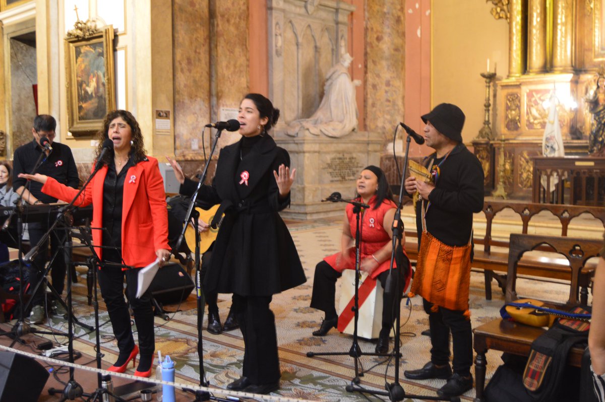 ClasesdCajon's tweet photo. Agradecida  por la convocatoria a este momento sumamente importante para  todos los peruanos en el exterior, al Consulado General del Perú en Buenos Aires  Cónsul Luis Felipe Isasi y de manera especial a la Consul Joyssi Goya.
.
#gloriaquicaño #cajonperuano #misacriolla #cajon https://t.co/33gje0S9v8