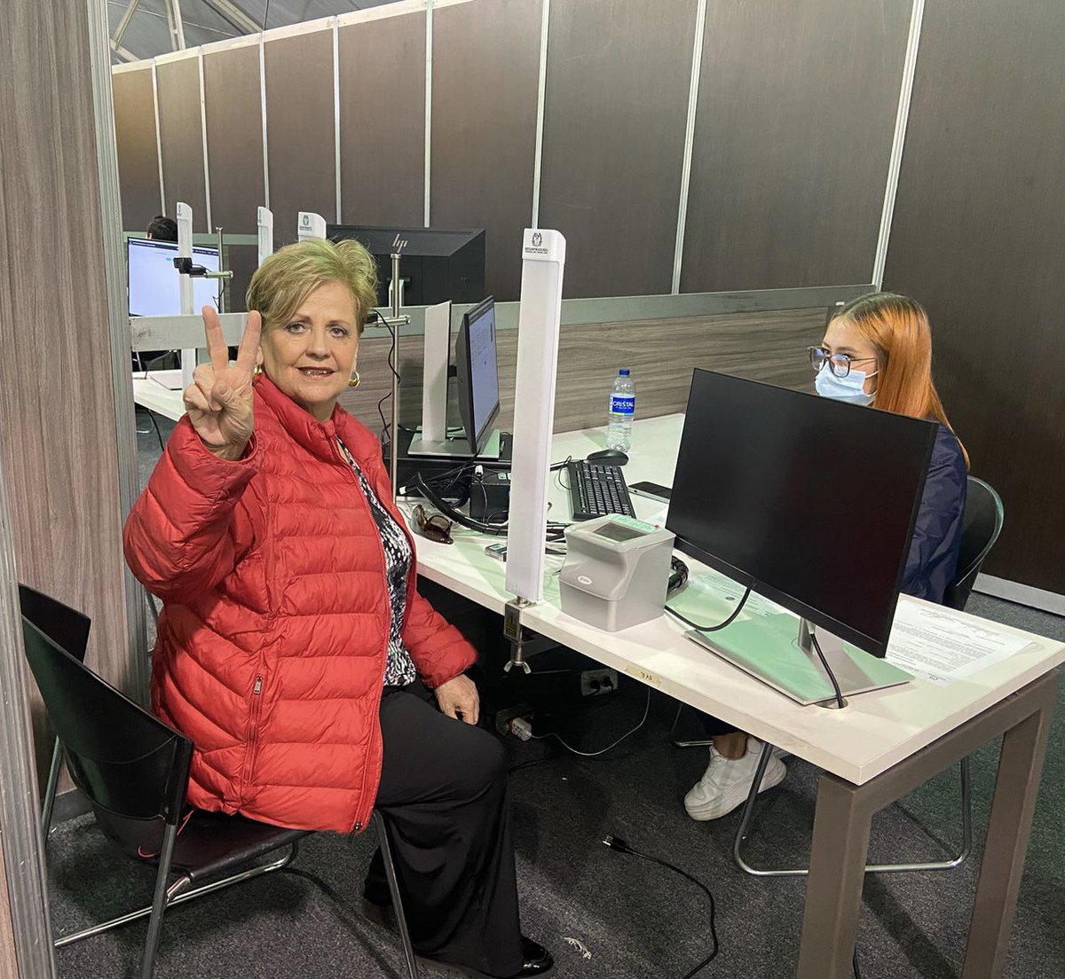 VargasSilvaMV's tweet photo. Hoy oficialicé mi candidatura al @ConcejoDeBogota, con el número 2 por el @PartidoLiberal, para las elecciones del 29 de octubre 🗳️🚩

Mi compromiso es continuar luchando contra la corrupción con hechos y no con palabras. Acompáñenme en este camino hacia la Victoria con el #2. https://t.co/TRiZq2QKnI
