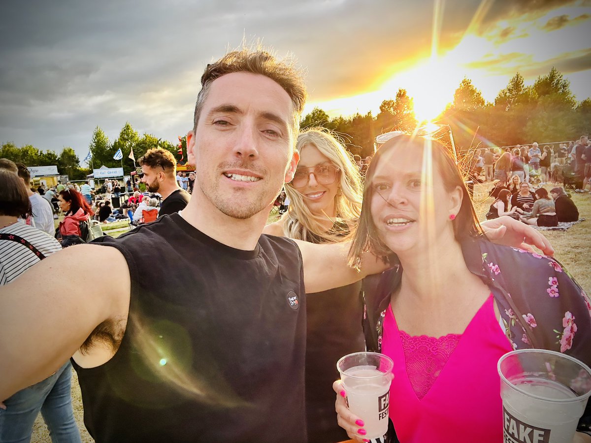 CraigStoneUK's tweet photo. Thanks #FakeFestTaunton 

#FakeFest #Taunton another amazing year nailed and Flash aka Queen was superb as always xx 💋 

#FakeFestival https://t.co/RgXgyCWoVM