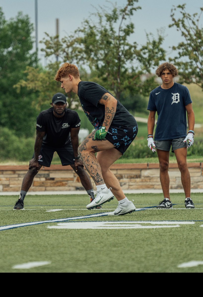 CoachThomas04's tweet photo. Family Ties 🤞🏾 the strength of our bond, translates to our passion that’s the difference #C4 #draftyear 

@nicklew72 with the 🔥 #nevermiss https://t.co/matkVsbWX5