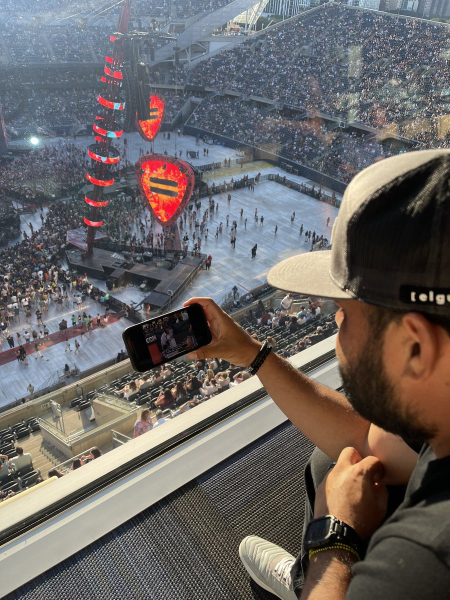 oguillenjr's tweet photo. When your wife takes a picture of you watching baseball at the concert ๐๐@CleGuardians #WhiteSox @BlackOutShowCHI @GuillensWorld #EdSheeran #ChiSummer https://t.co/Lagn7GTEDh