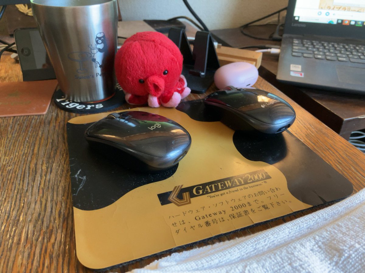 tacogimi's tweet photo. パソコン２台で使っているから、もう少し広いマウスパッドにしようかな。懐かしい牛マークに愛着はあるのですか🐄（本体は残っていない） #Gateway2000 https://t.co/YcsW0kTO8w