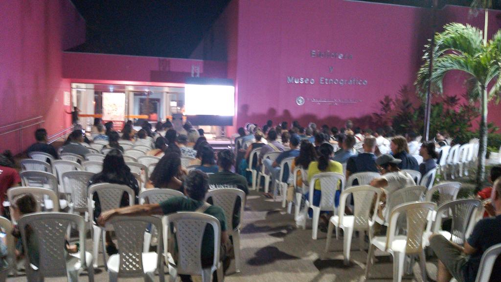 Aún hay espacio para acompañar la conversa de Tania y João Paulo en la entrada del museo del Banco de la República. #salsa2023