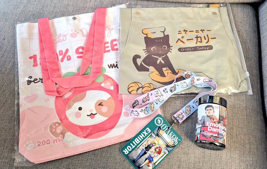 vensyprops's tweet photo. My haul from #Otakon2023 💗

Bag from @dressydeerart 
Lanyard from @miaocherii 
Bakery Cat apron from @Tanpopo_ca https://t.co/U7vGSbQlW1