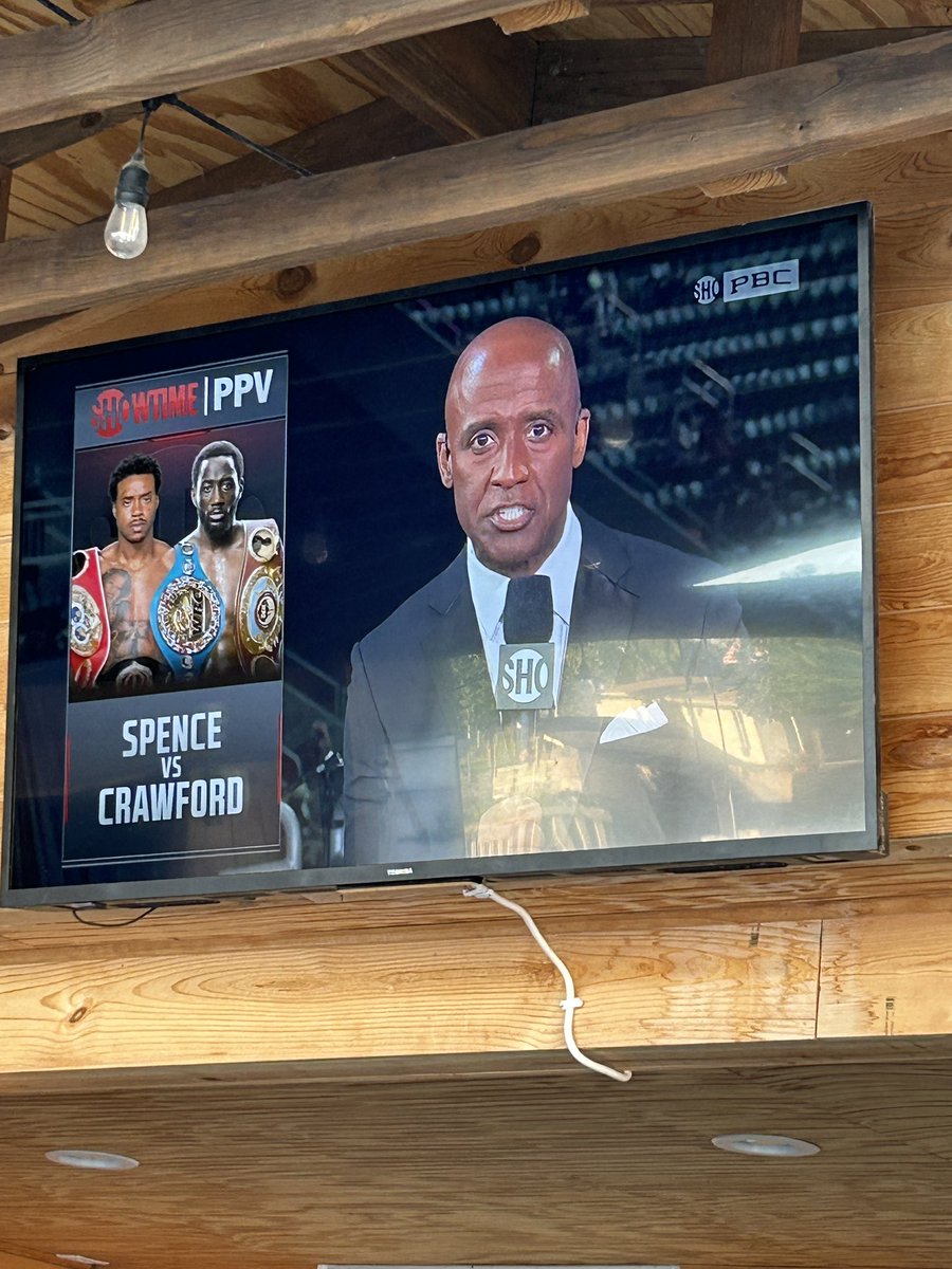 PrushaJessica's tweet photo. Go BUD! Let’s do the darn thing! Good luck, Omaha is cheering you on loud and proud! #spencecrawford #omaha #bryanbears 💚🥇💚@ShowtimeBoxing https://t.co/4qmZZVbjHu