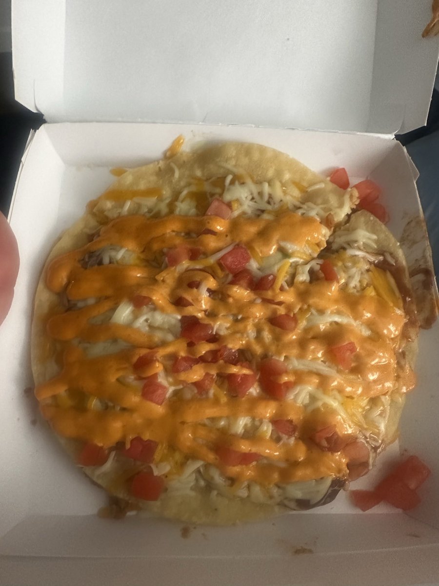 1AndOnlyDMONEY's tweet photo. I call it ….”The Volcano Pizza 🌋🍕” by DMONEY Johnson…..(also @tacobell it’s ok if you steal my idea just name it after me 🤷🏾‍♂️ por favor) https://t.co/AeFnWyiqOH