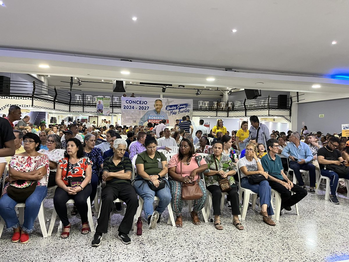 RRZCali's tweet image. Gratitud y cariño con @jarizabaletaf quien se gano los aplausos y reconocimiento en el conversatorio con las comunas 17, 18 y 19 de Cali

#UnidosSomosMasFuertes #CD21