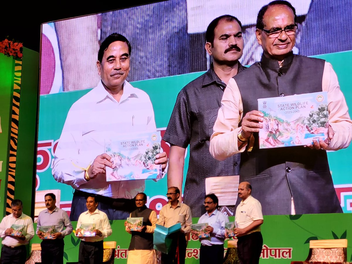 LastWilderness's tweet photo. Madhya Pradesh's very first State Wildlife Action Plan (2023-43) was released on the occasion of the International Tiger Day at Bhopal by the Hon. Chief Minister Shri Shivraj Singh Chouhan. LWF is proud to have been a part of this committee. #StateWildlifeActionPlan #TigersinMP https://t.co/YioedfdLLi