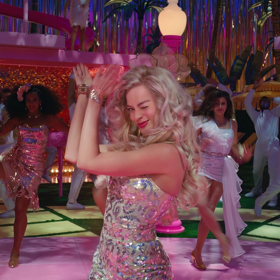 PopCrave's tweet photo. #Barbie is just days away from grossing $1 BILLION globally. https://t.co/DtCHVjA2Ph