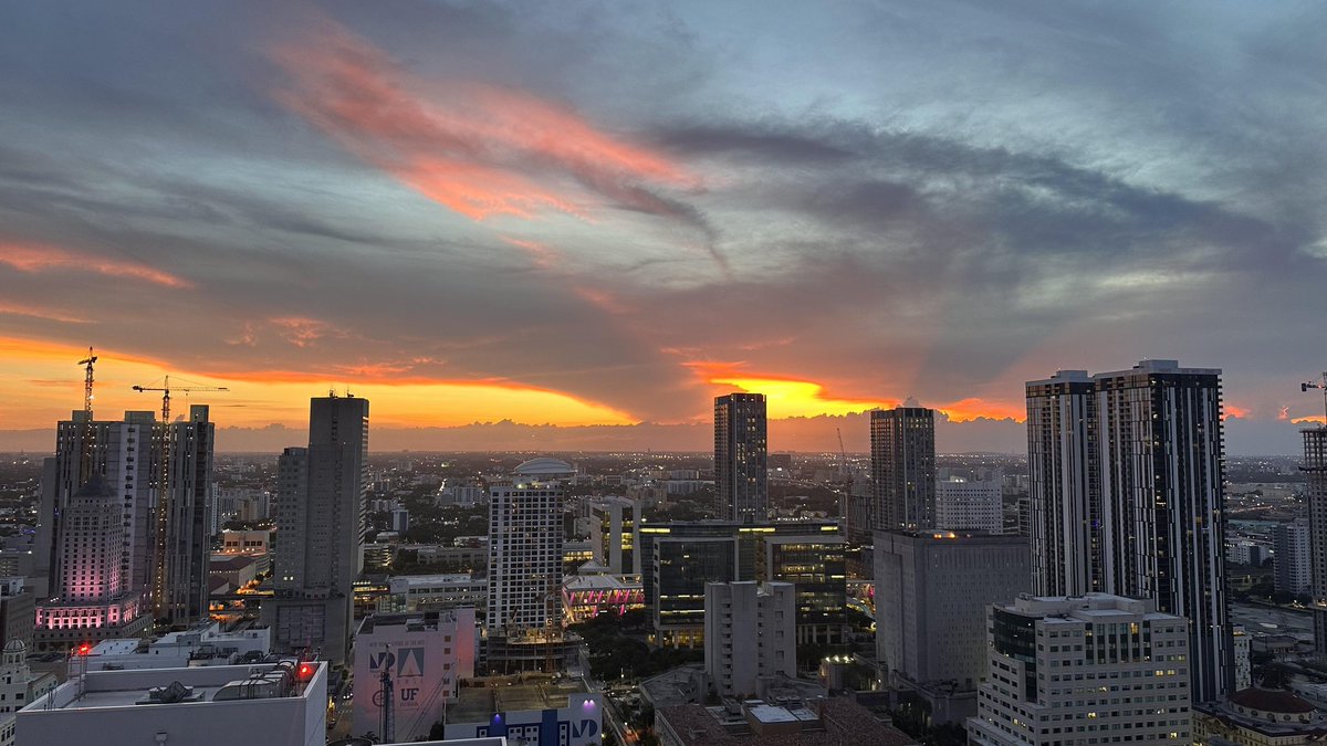 CrimeStopper305's tweet photo. #CSCam2 - A 🔥🔥🔥 #Miami sunset! https://t.co/pCt1iXnT8r