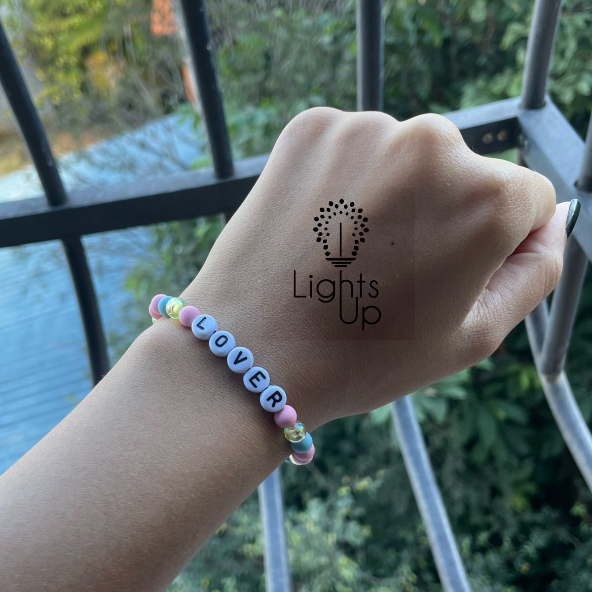 LightsUpStore's tweet photo. ACABOU DE LANÇAR! Pulseira Lover Taylor Swift 💗 Já disponível na shopee https://t.co/AvJKkc2mDA