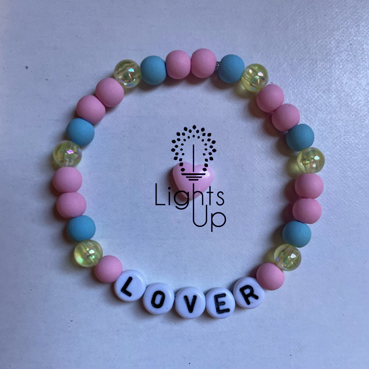 LightsUpStore's tweet photo. ACABOU DE LANÇAR! Pulseira Lover Taylor Swift 💗 Já disponível na shopee https://t.co/AvJKkc2mDA