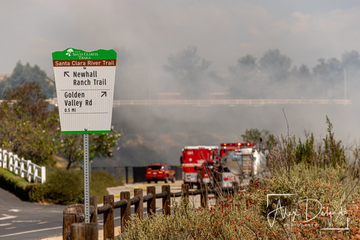 AlexDelgadoPho1's tweet photo. Fire on Golden Valley Rd #stantaclarita #fires #newhall #newhallranch #FireFairies https://t.co/y08x6jXI5I
