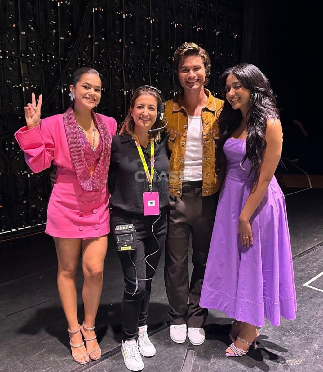 accesschasebr's tweet photo. Que saudade! 🥺 — Foto pouco vista de Chase Stokes com Maisa, Maitreyi Ramakrishnan e uma das diretoras do #TUDUM no mês passado. https://t.co/eChDK1OOR8
