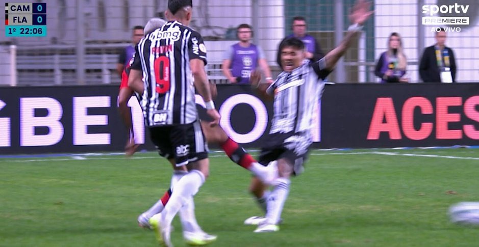 OledoCam's tweet photo. A arbitragem não ter expulsado esse jogador do Flamengo, nem precisa dizer mais nada, o futebol brasileiro não segue regras https://t.co/VztjQe3XRc