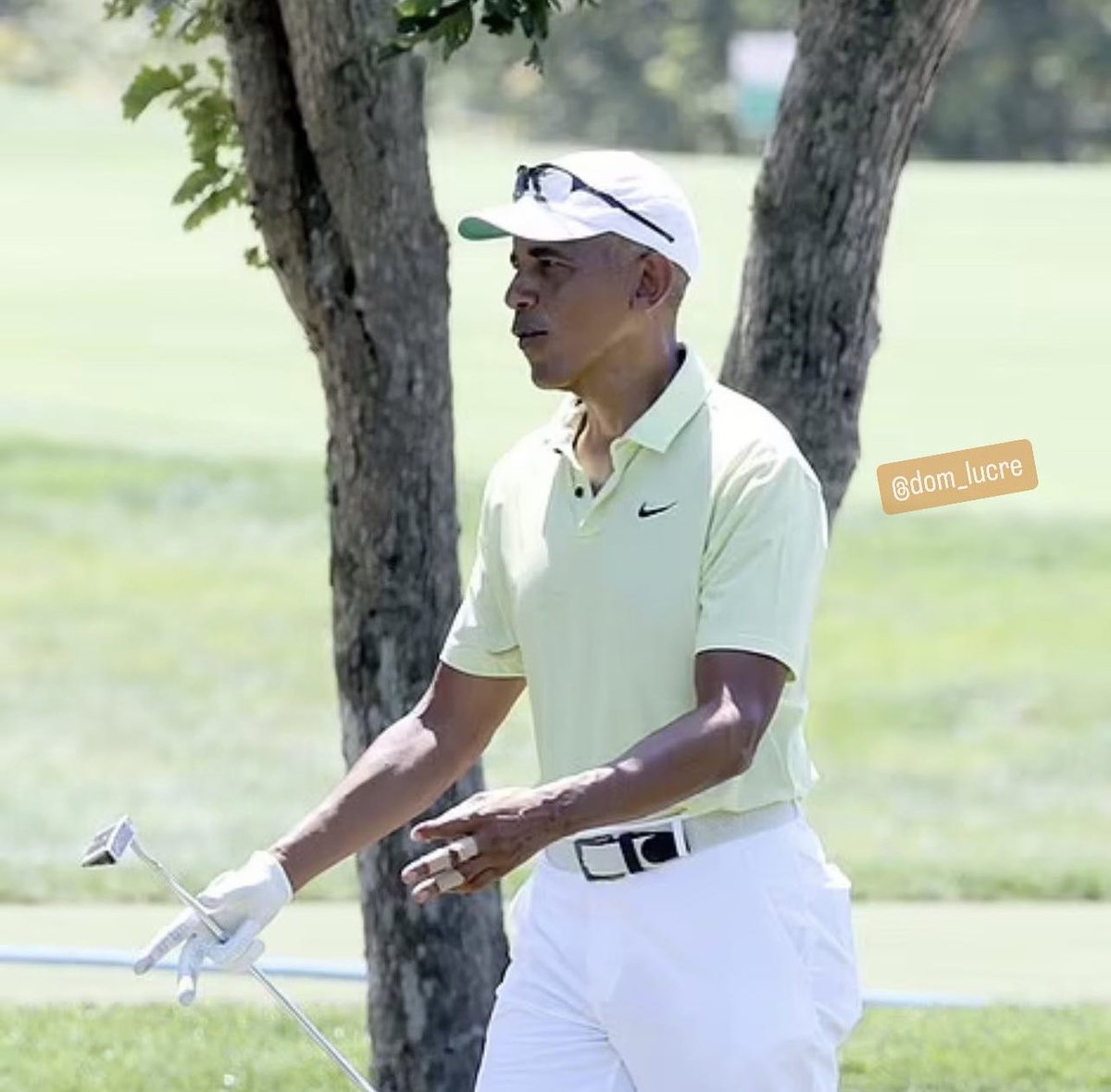 dom_lucre's tweet photo. 🔥🚨BREAKING: President Obama and Michelle were spotted mourning the death of their chef at the golf course today. Michelle was seen mourning  Tafari at the tennis court while Obama had a “bandaged hand” at the golf course. I wonder who the second paddleboarder was? https://t.co/4e4rtmltB3