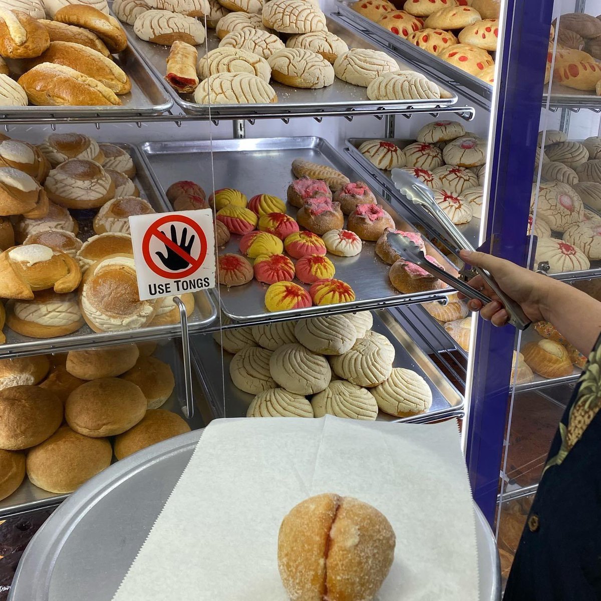 greenietravels's tweet photo. So many pan dulces!
.
.
.
#donpacolopezpanaderia #panaderia #donpacolopez #mexicanpastries #pandulces #mexicansweetbread #concha #brooklyneats #supportlocal #sunsetpark https://t.co/mvPiClYpd3