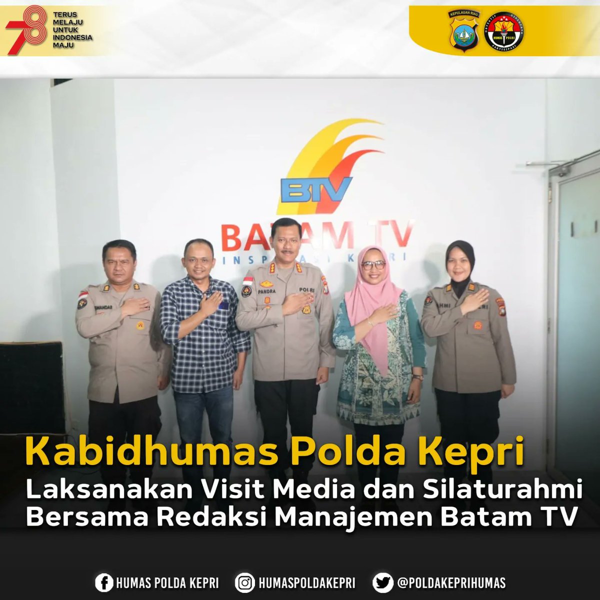 poldakeprihumas's tweet photo. Kabidhumas Polda Kepri Kombes. Pol. Zahwani Pandra Arsyad, S.H., https://t.co/fOMUSMJ0ve., mengunjungi Kantor media Batam TV di Graha Pena, Kota Batam dalam rangka Silaturahmi dan Visit Media. Rabu (26/7/2023)
@DivHumas_Polri @Polripresisi
#polripresisi
#visitmedia https://t.co/ssPHbH1rWX