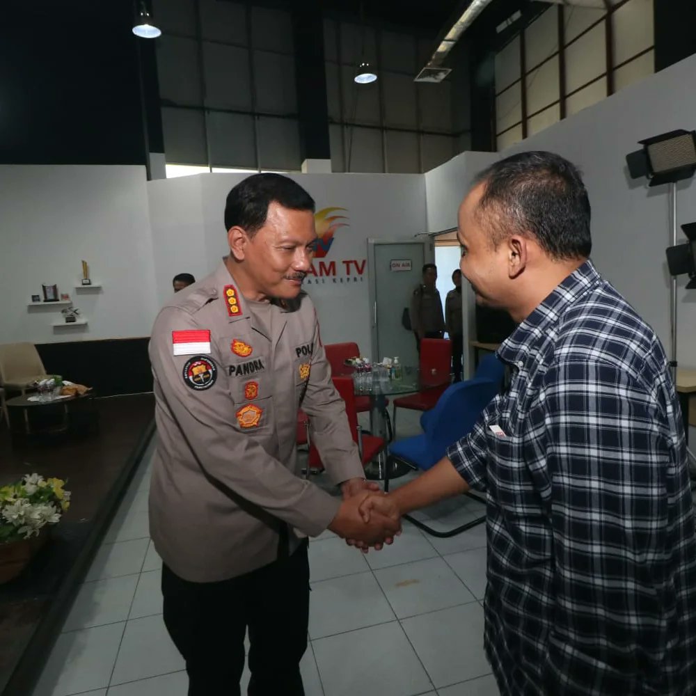 poldakeprihumas's tweet photo. Kabidhumas Polda Kepri Kombes. Pol. Zahwani Pandra Arsyad, S.H., https://t.co/fOMUSMJ0ve., mengunjungi Kantor media Batam TV di Graha Pena, Kota Batam dalam rangka Silaturahmi dan Visit Media. Rabu (26/7/2023)
@DivHumas_Polri @Polripresisi
#polripresisi
#visitmedia https://t.co/ssPHbH1rWX