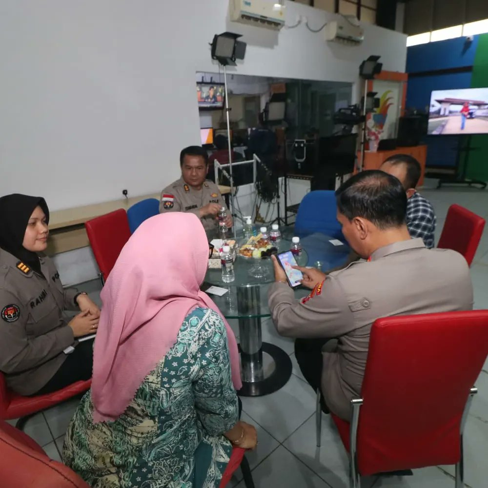 poldakeprihumas's tweet photo. Kabidhumas Polda Kepri Kombes. Pol. Zahwani Pandra Arsyad, S.H., https://t.co/fOMUSMJ0ve., mengunjungi Kantor media Batam TV di Graha Pena, Kota Batam dalam rangka Silaturahmi dan Visit Media. Rabu (26/7/2023)
@DivHumas_Polri @Polripresisi
#polripresisi
#visitmedia https://t.co/ssPHbH1rWX