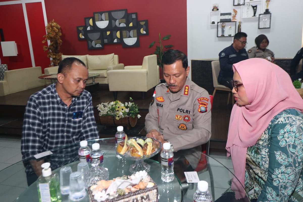 poldakeprihumas's tweet photo. Kabidhumas Polda Kepri Kombes. Pol. Zahwani Pandra Arsyad, S.H., https://t.co/fOMUSMJ0ve., mengunjungi Kantor media Batam TV di Graha Pena, Kota Batam dalam rangka Silaturahmi dan Visit Media. Rabu (26/7/2023)
@DivHumas_Polri @Polripresisi
#polripresisi
#visitmedia https://t.co/ssPHbH1rWX