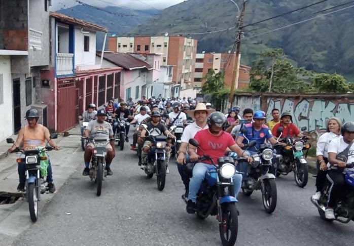 prospericarlos's tweet photo. Llegamos a #Boconó, Gracias por recibirnos. 
Reunidos con la estructura electoral de cara a las primarias, mi compromiso con este pueblo es innovar e impulsar el turismo y el sector agropecuario para garantizar el crecimiento económico nacional. #DemosElPrimerPaso 🇻🇪 https://t.co/u0dSh4nWpA