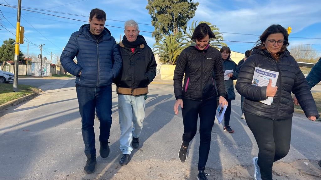 JPdeJesusOK's tweet photo. Ejemplo de compromiso y militancia, qué lindo es caminar nuevamente a tu lado @gustavocaruso visitando vecinos junto con las y los compañeros. https://t.co/MtGLtNVIvL