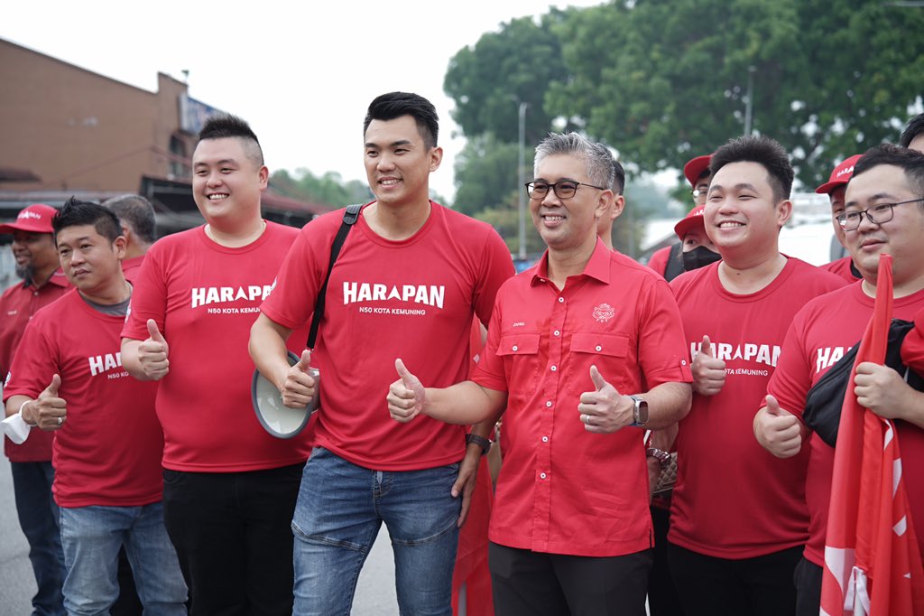 tzafrul_aziz's tweet image. Untuk penamaan calon, saya bersama #UMNO Bahagian #KotaRaja &amp;amp; ahli UMNO kawasan #KotaKemuning telah ke lokasi penamaan calon DUN Kota Kemuning bagi menyokong Calon #KerajaanPerpaduan dari #PH, Mr Preakas Sampunathan. Calon anak muda ini mempunyai potensi besar dalam politik. #TZA
